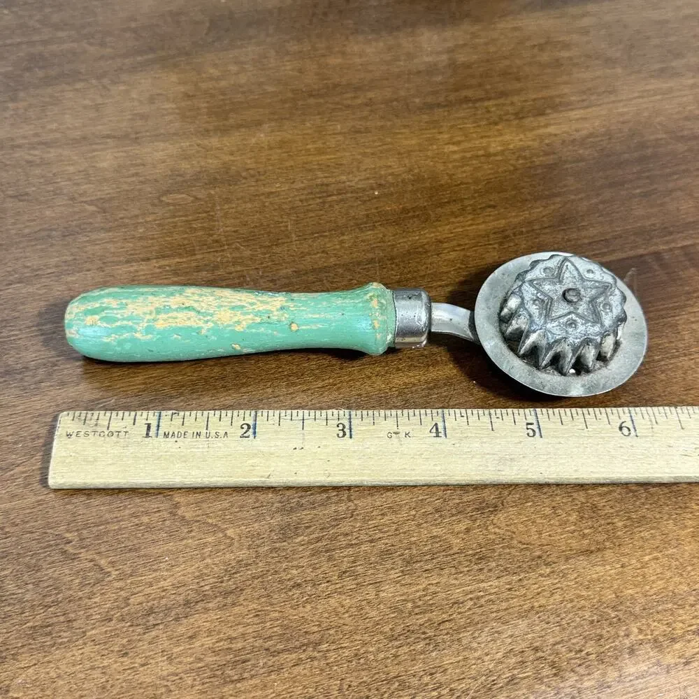 Vintage Dandy Pie Crimper Wheel Star Pattern Green Wood Handle